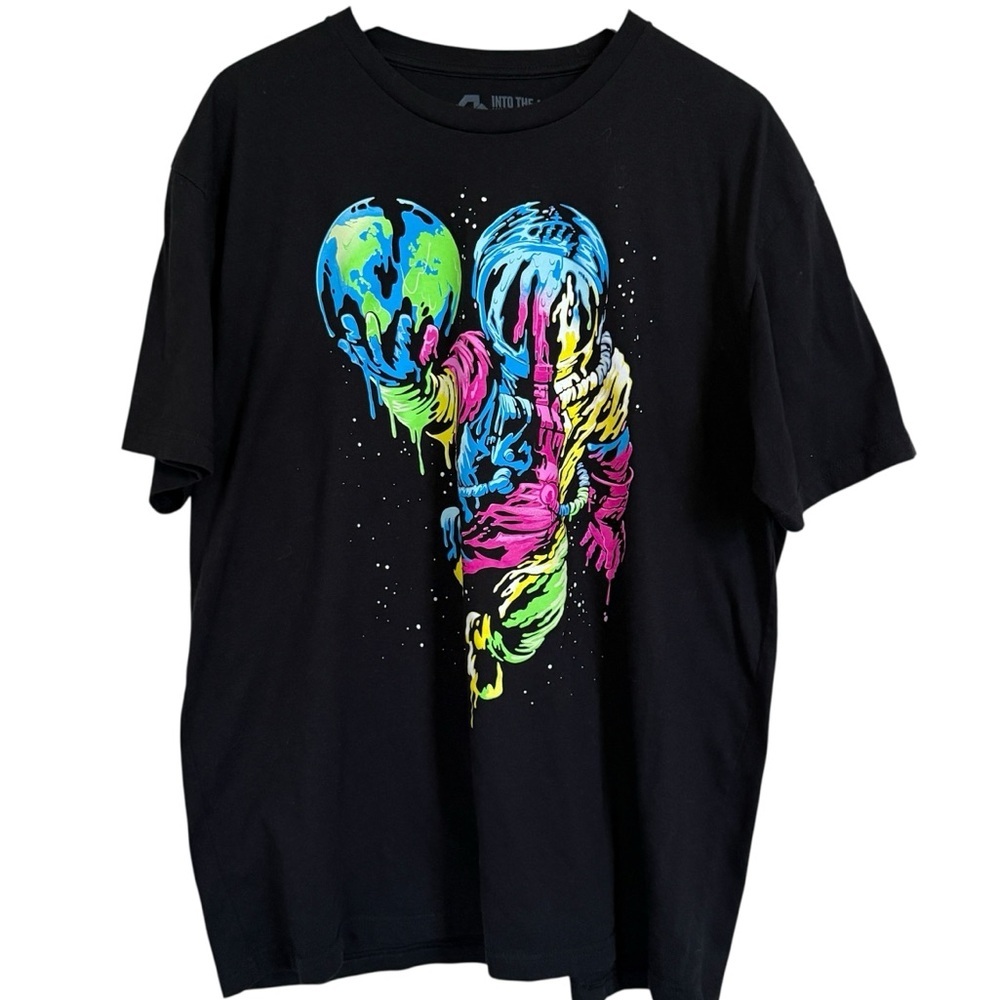 Into The AM Graphic Men’s T Shirt Size XXL Cosmic Astronaut Holding the Earth